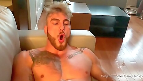 Sultry slut loves to play with her face