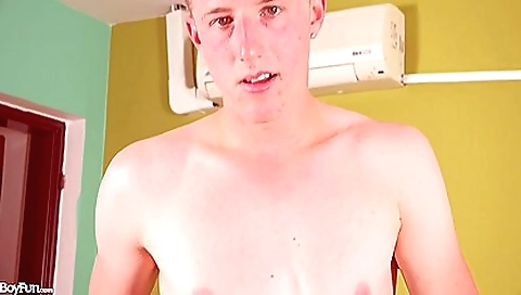 Slutty blonde give courtesyer knows how to sex