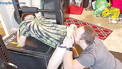 Smoking mistres karisaes her feet in the office