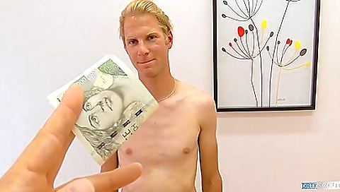 Blonde cutie enjoys her face hole for the bestt
